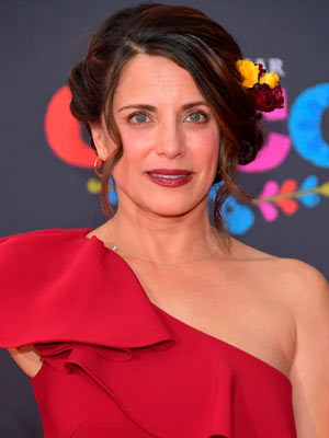 Аланна Юбак в роли Сюзан, матери Джона